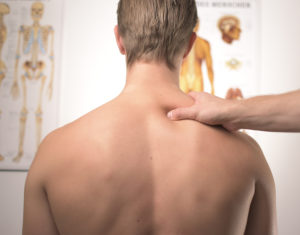 Une personne se fait soigner par un chiropracteur